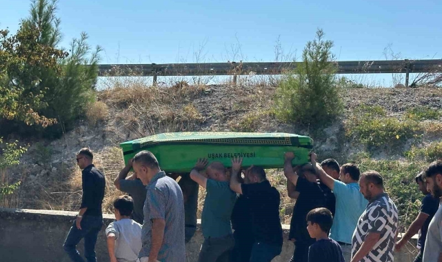 Erzincan'daki kazada ölen Uşaklı ailenin oğlu son yolculuğuna uğurlandı