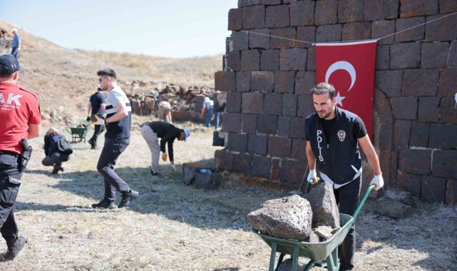 Erzurum polisinden örnek davranış