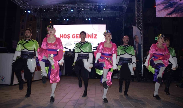 Esenyurt'ta 3. Kardeş Kültürler Festivali vatandaşların yoğun ilgisiyle başladı