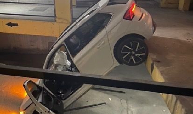 Esenyurt'ta fren yerine gaza basan kadın sürücü otoparkın 2'inci katından aşağıya düştü
