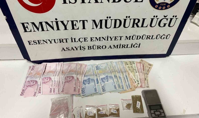 Esenyurt'ta güpegündüz uyuşturucu ticareti cep telefonu ile görüntülendi