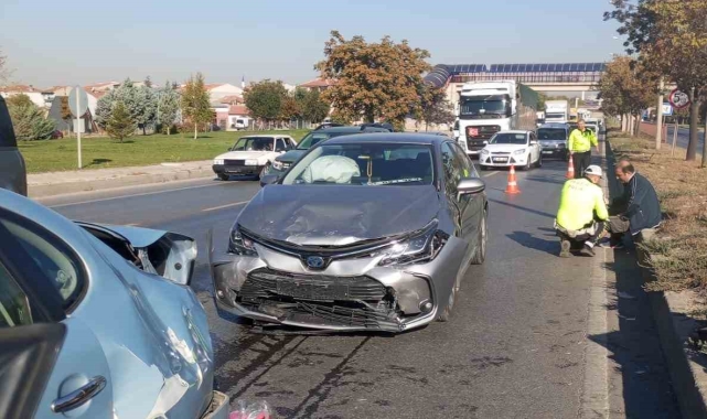 Eskişehir'de 3 aracın karıştığı zincirleme kazada 1 kişi yaralandı