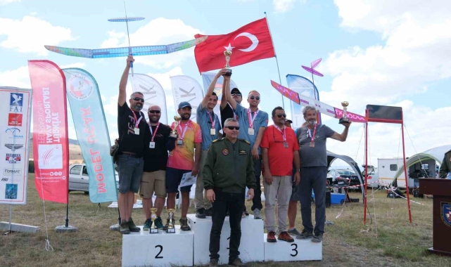 Eskişehir'de düzenlenen planör şampiyonasında renkli görüntüler oluştu