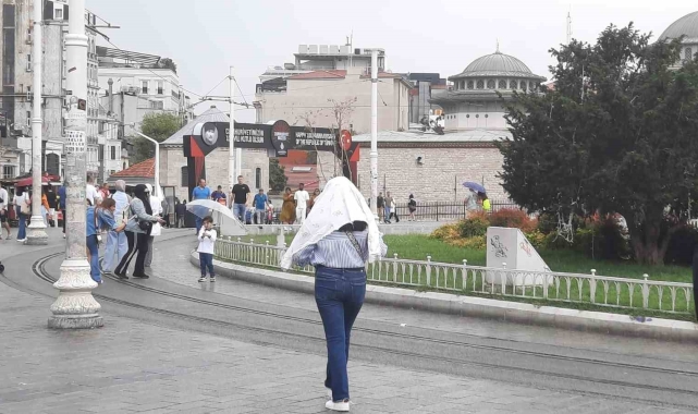 Etkili yağışa Taksim'de yakalanan vatandaşlar zor anlar yaşadı