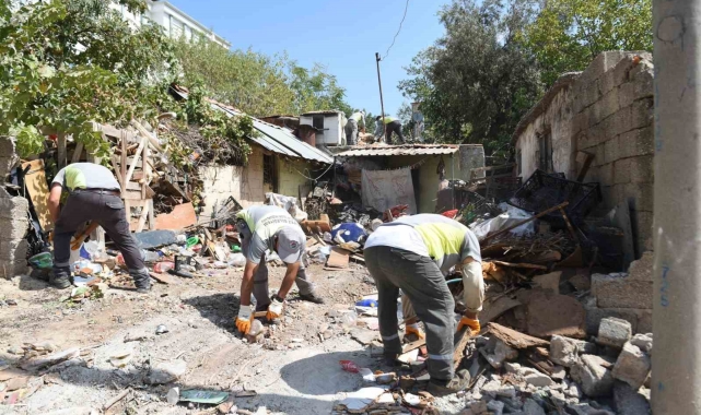 Etrafı duvarlarla çevrili eve giren ekipler hayatının şokunu yaşadı