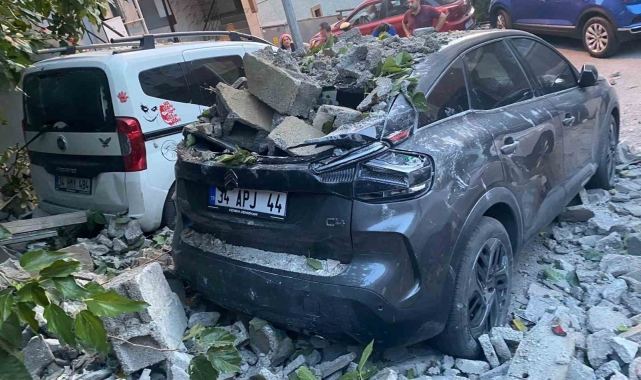 Eyüpsultan'da gecekondu duvarı araçların üzerine çöktü