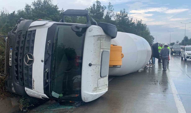 Eyüpsultan'da seyir halindeki beton mikseri devrildi