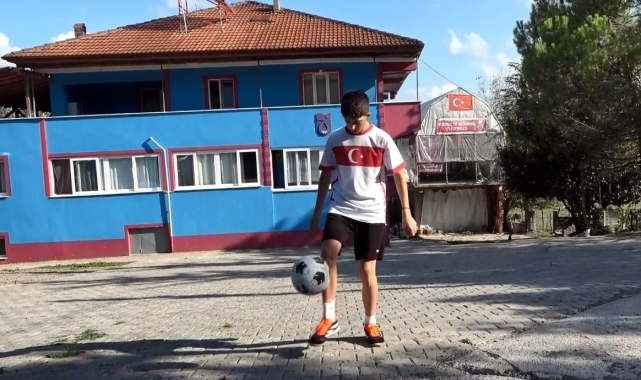 Fanatik baba, oğlu için kapalı halı saha yaptı