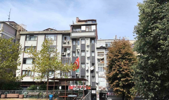 Fatih'te kaçak katın üzerine inşa edilen bir kaçak kat daha görenleri hayrete düşürdü