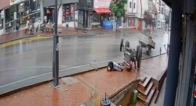 Feci traktör kazası kamerada: 1 ölü 1 yaralı