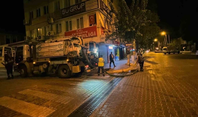 Fethiye'de yağmursuyu hatları taşkınlara karşı temizleniyor