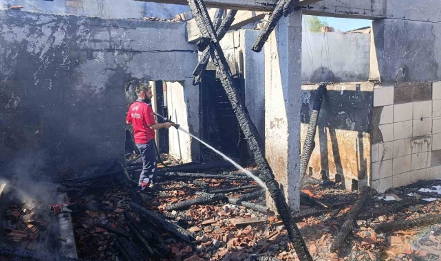 Fırında çıkan yangında depo olarak kullanılan bölüm kül oldu