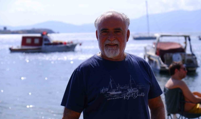 Foça'da ilginç olay: Denizde yüzen kişinin göbeğine martı kondu