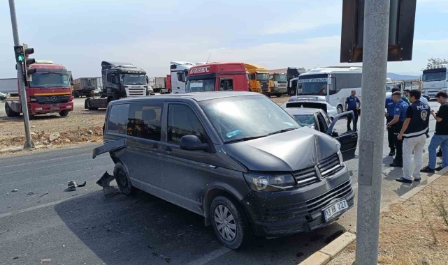 Gaziantep'te 3 aracın karıştığı zincirleme trafik kazası: 2 yaralı