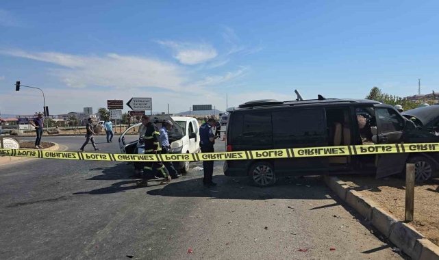 Gaziantep'te hafif ticari araç ile minibüs çarpıştı: 4 yaralı