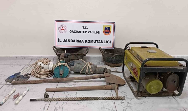 Gaziantep'te kaçak kazı yapan 2 şahsı jandarma suçüstü yakaladı