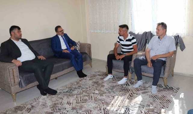 Gediz'de Kaymakam Alkan yaralı askeri evinde ziyaret etti