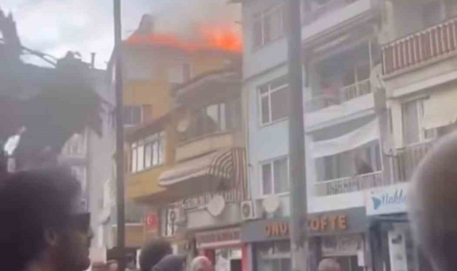 Gemlik'te 4 katlı binanın çatı katında yangın çıktı