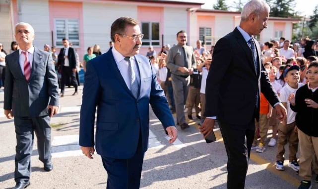 Gölbaşı Belediye Başkanı Odabaşı, okulun ilk gününde öğrencilerle buluştu