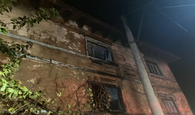 Göynük'te çıkan yangında ev ve hafif ticari araçta hasar oluştu