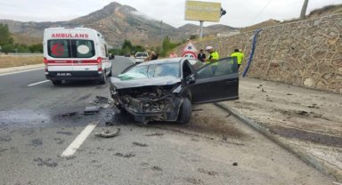 Gümüşhane'de istinat duvarına çarpan otomobildeki 3 kişi yaralandı