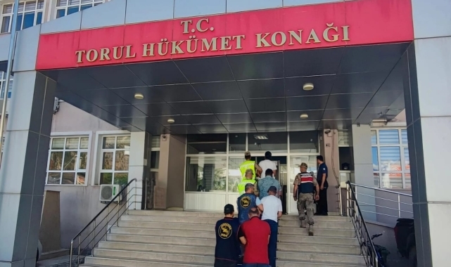 Gümüşhane&#039;de trafik işaret levhalarını çalan 4 kişi tutuklandı