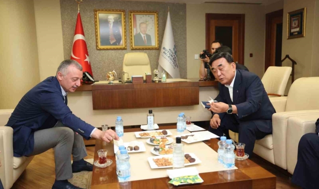 Güney Koreli Başkan, çay ve pişmaniyeye bayıldı