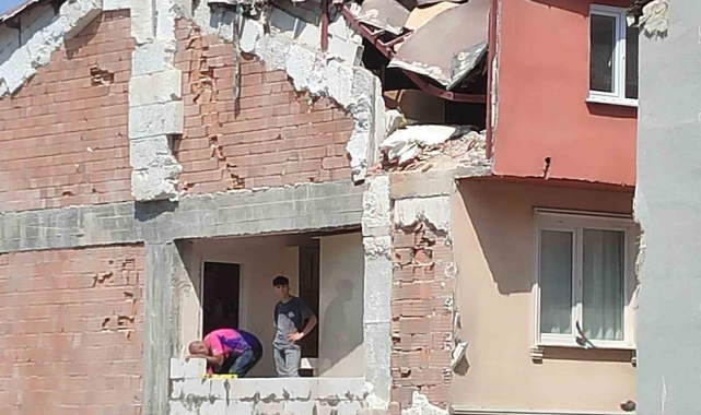 Güngören'de yıkım sırasında yan binanın duvarı ve çatısı zarar gördü