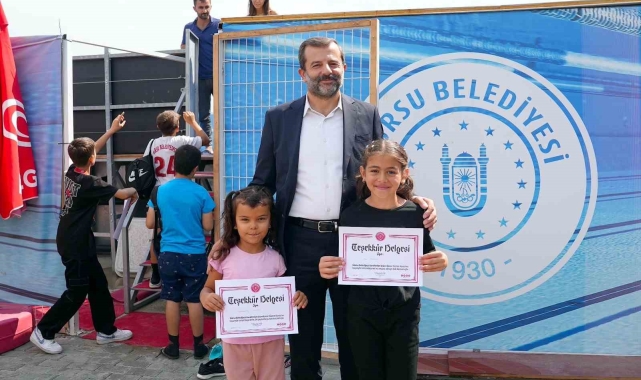 Gürsu'da yüzlerce çocuk yüzmeyi öğrendi