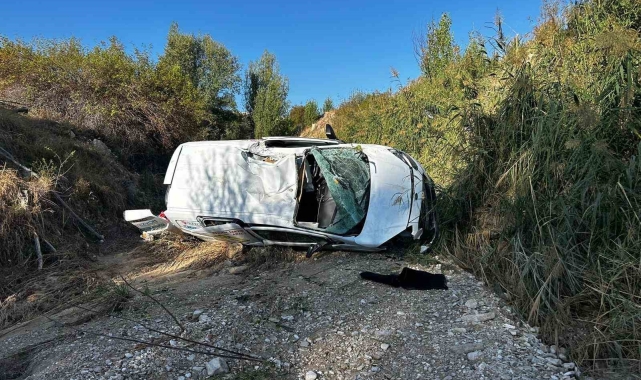 Gürün'de hafif ticari araç dereye uçtu: 2 ağır yaralı