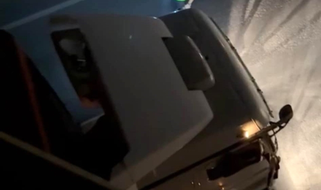 Habur'da kuyrukta beklemek istemeyen tır sürücüsü trafik polisine takıldı