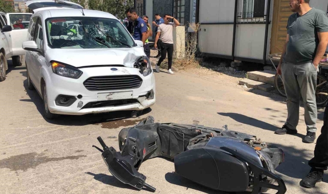 Hafif ticari araç ile motosiklet çarpıştı: 1 yaralı