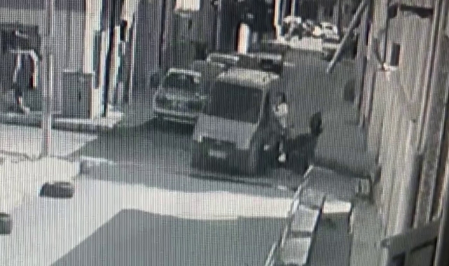 Hafif ticari araç ile motosikletin çarpıştığı kaza kamerada
