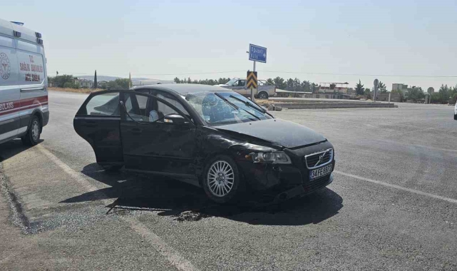 Hafif ticari araç ile otomobil kavşakta çarpıştı: 2 yaralı