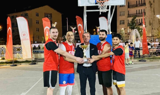 Hakkari'de basketbol turnuvası sona erdi