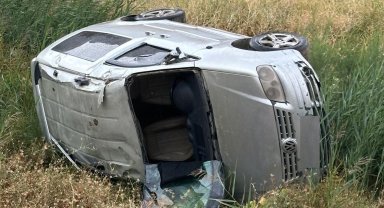 Hakkari'de hafif ticari araç takla attı: 2'si çocuk 4 yaralı