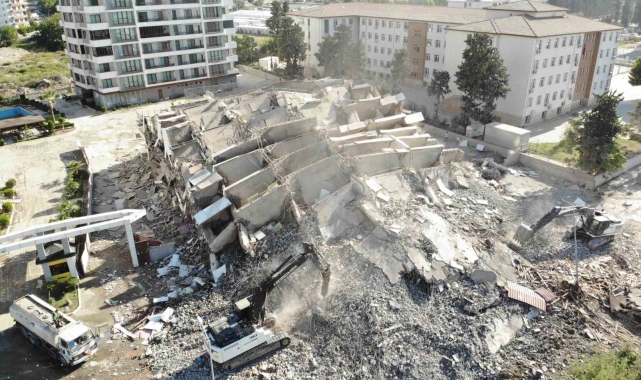 Hatay'da 16 katlı bina iş makinesinin darbesiyle yerle bir oldu