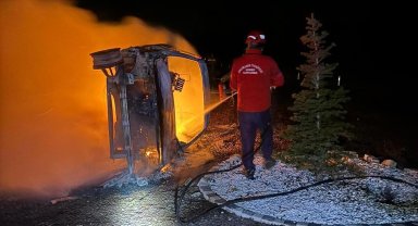 Havran'da sürücü yanan araçtan canını zor kurtardı