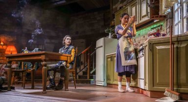 Hazar Ergüçlü'nün rol aldığı 'Timsah Ateşi' Bursa'da sahneye çıkıyor