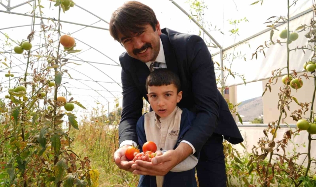 'Hem Eğitim hem Üretim' sloganıyla kurulan serada özel çocuklar toprakla buluşturdukları sebzelerin hasadını yaptılar