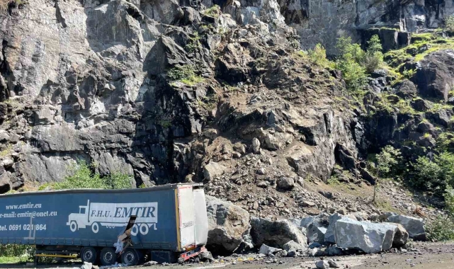 Hopa'da tır parklarında sürücülerin heyelan korkusu sürüyor