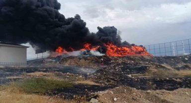 Hurdalık alanda çıkan yangında alevler göğe yükseldi
