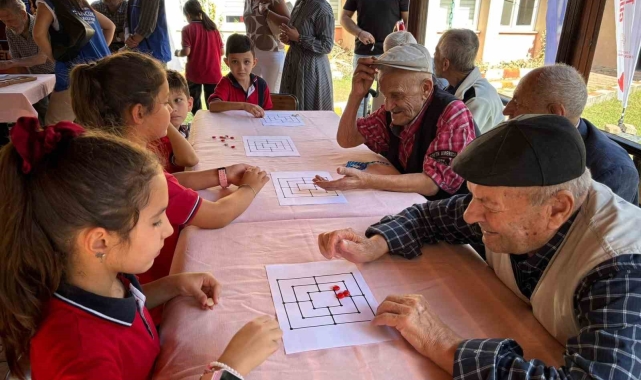 Huzurevi sakinleri ile çocuklar bir arada