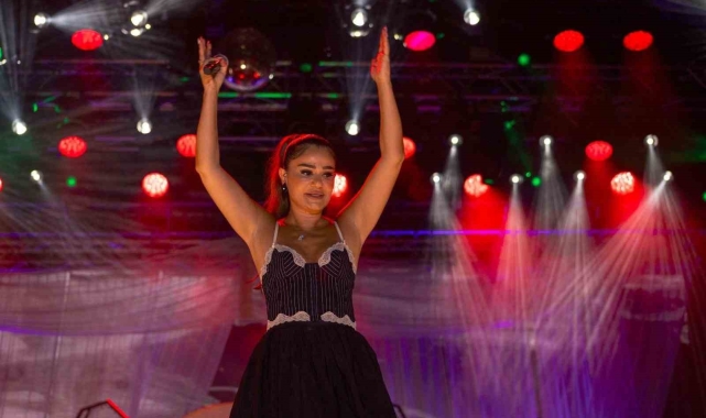 İEF Çim Konserleri'nde Derya Bedavacı'yla İzmir rüzgarı