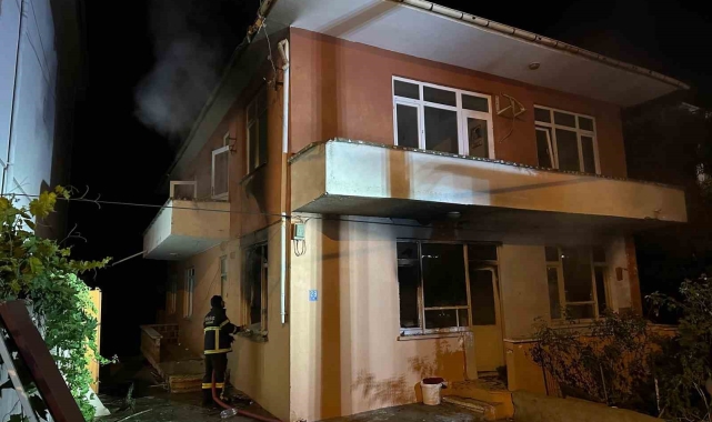 İki katlı binada yangın paniği