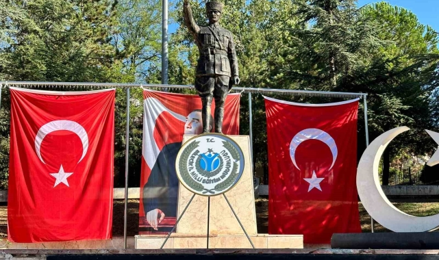 İl Milli Eğitim Müdürlüğüne ait çelenk Atatürk Anıtı'nda unuttu