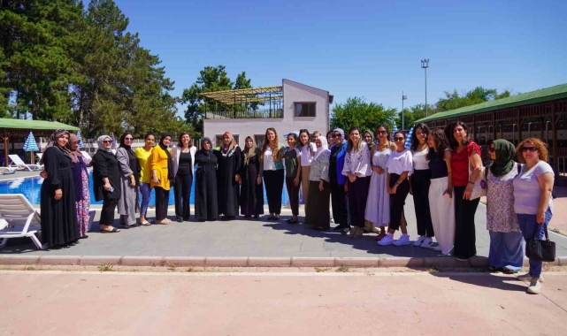 İlk defa havuza gidip yüzmeyi öğrendiler