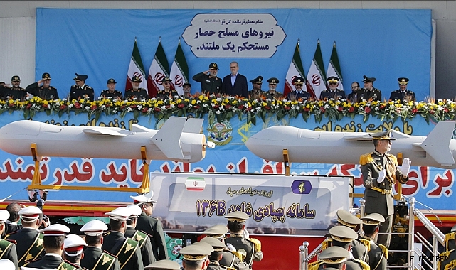 İRAN, YENİ BALİSTİK FÜZE İLE KAMİKAZE İNSANSIZ HAVA ARACINI SERGİLEDİ!