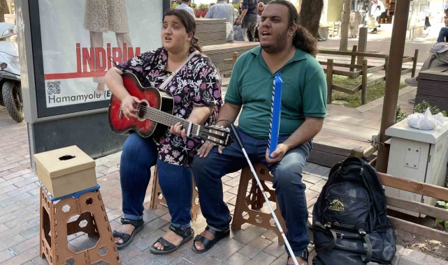 İran'dan gelen görme engelli çift sokak müzisyenliği yaparak geçimini sağlıyor