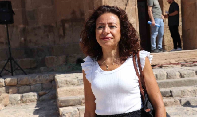 İsmini aldığı Akdamar Adası'nı ilk defa gören Ermeni asıllı Tamara gözyaşlarına hakim olamadı